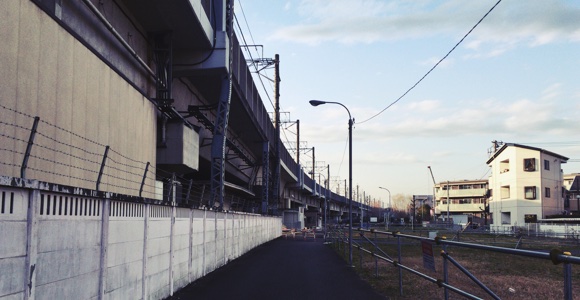 埼京線の横の小道