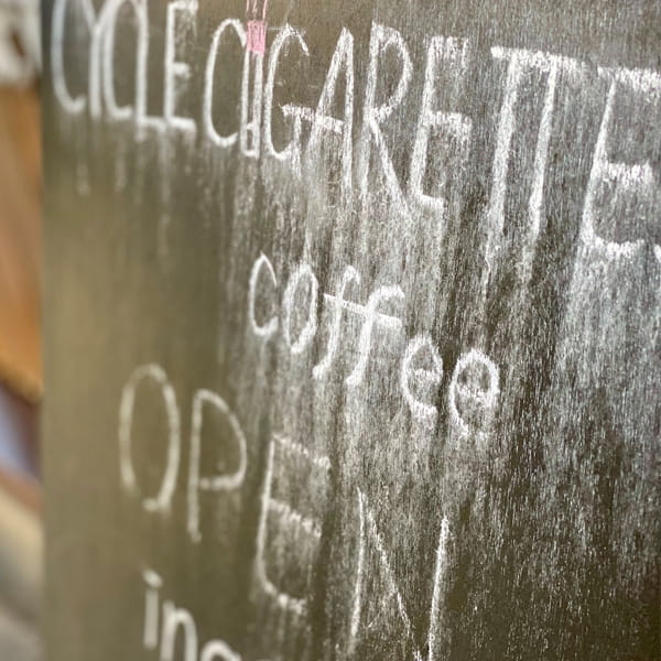 ボードに書かれた店名、CYCLE CiGARETTES coffee