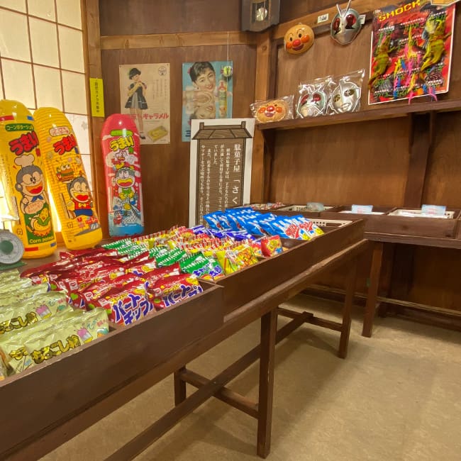 「さくら商店」は昭和時代の駄菓子屋を再現