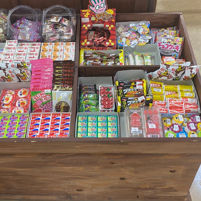 「さくら商店」は昭和時代の駄菓子屋を再現