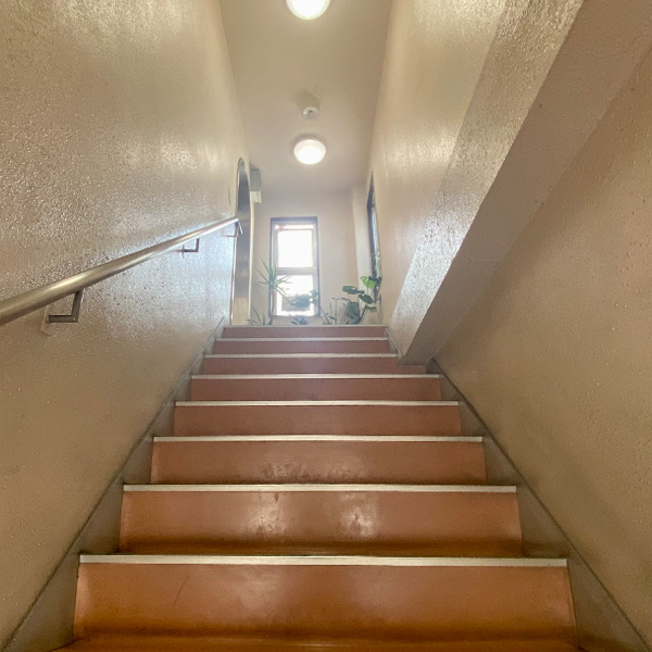 スタジオへの階段（2023年9月）