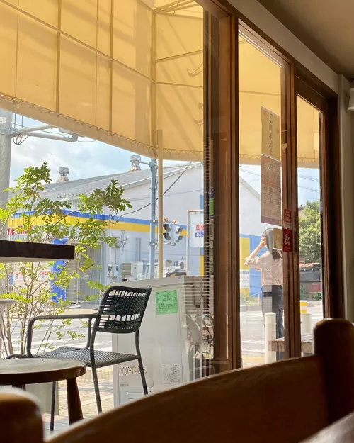 店内から見る入口（2025年8月）