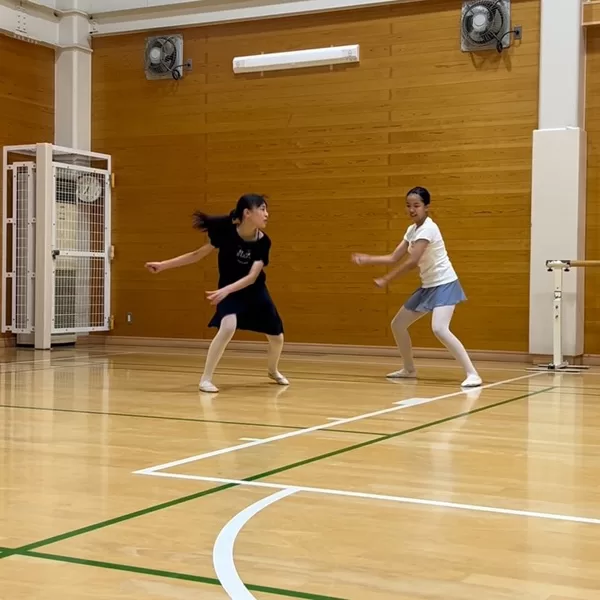 ステップスバレエアートは、バレエと演技を融合させたレッスン