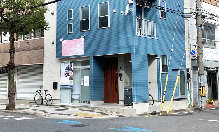 青い壁の建物1F（2025年11月）