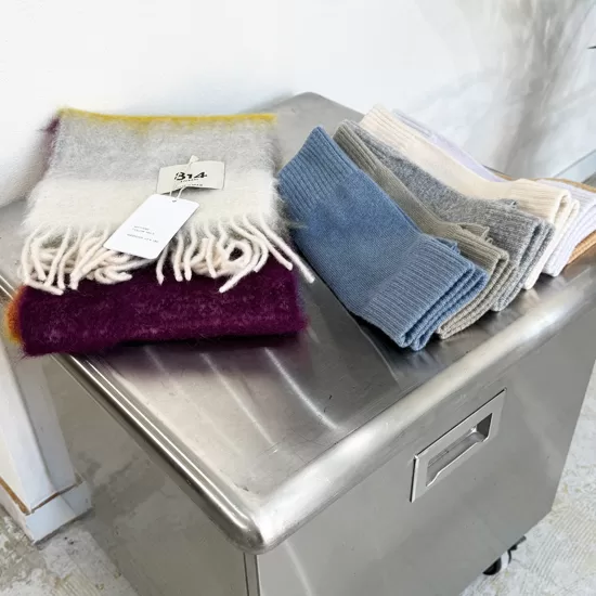 〔左〕MATISSE (エイトフォーティーン・エスカライ)、〔右〕ミドルゲージカシミヤ フィンガーレスグローブ(アソースメレ)