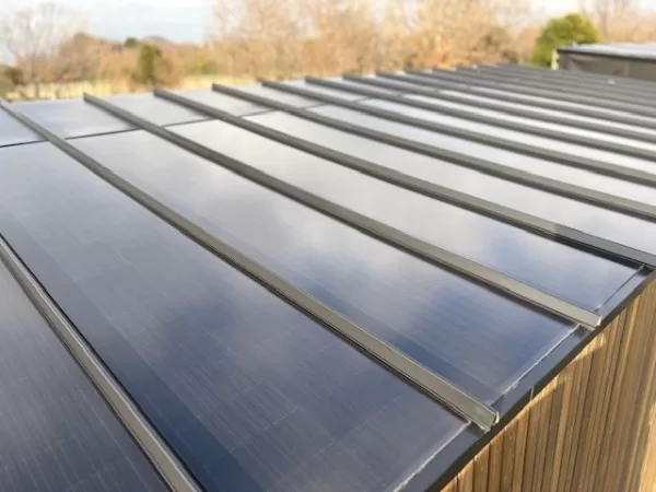 インフラゼロハウスの上に設置されている太陽光パネル(埼玉県戸田市・彩湖BASE)