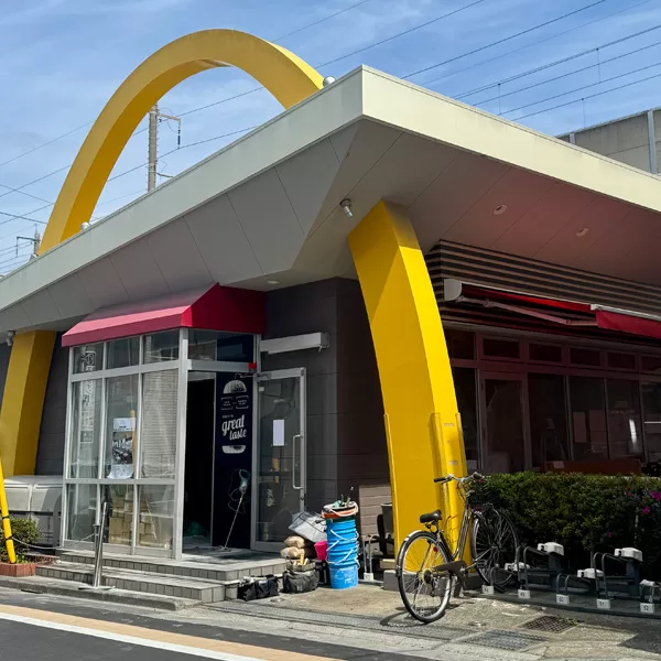 戸田市の「マクドナルド JR戸田公園店」。2026年4月14日の様子。